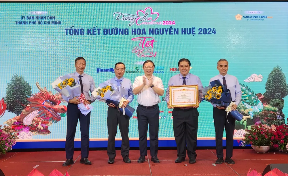 Saigontourist Group vinh dự nhận bằng khen Thủ tướng Chính phủ cho sự kiện đường hoa Nguyễn Huệ. Ảnh: TT. duong-hoa-nguyen-hue.jpg