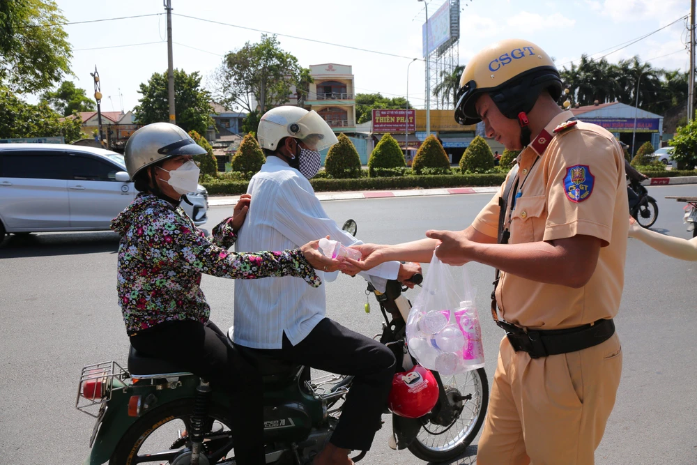 CSGT-phat-nuoc-4.jpg