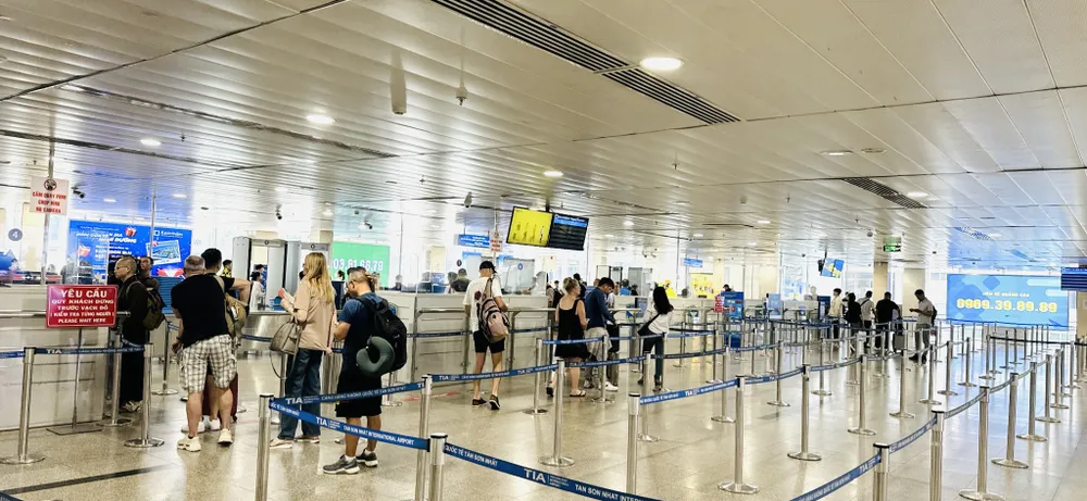Sáng 26-4, Sân bay Tân Sơn Nhất khá thông thoáng.