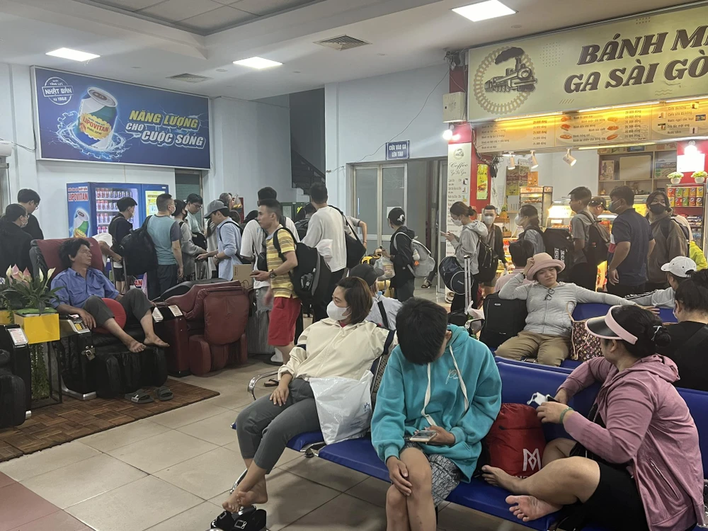Lượng khách chờ lên tàu không quá đông vào lúc 6 giờ. Ảnh: Thy Nhung nghi-le-1.jpg