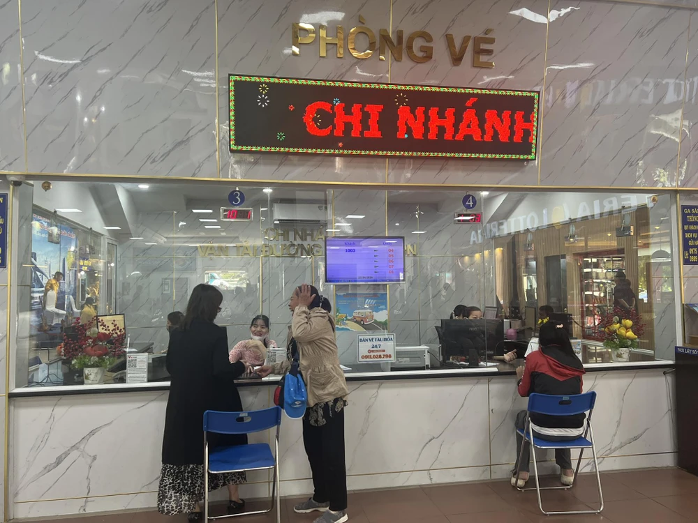 Hành khách mua vé tại phòng vé về quê nghỉ lễ 30-4. Ảnh: Thy Nhung Hành khách mua vé tại phòng vé về quê nghỉ lễ 30-4. Ảnh: Thy Nhung.