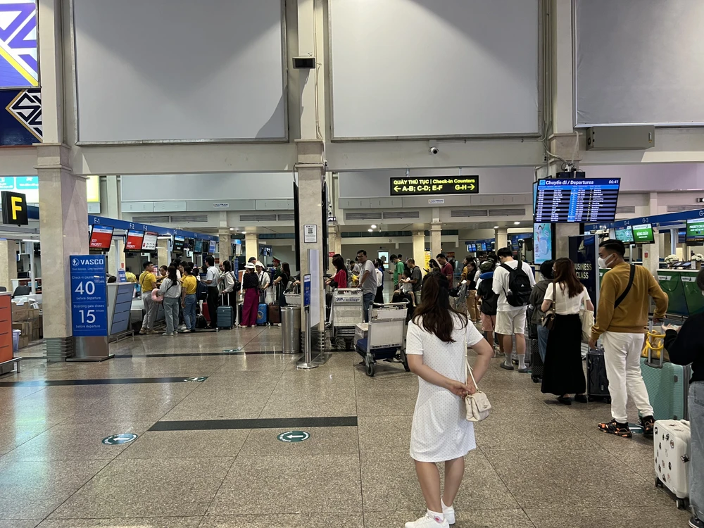 Hành khách xếp hàng chờ làm thủ tục tại các hãng hàng không trong ngày đầu nghỉ lễ 30-4. Các quầy làm thủ tục khá thông thoáng. Ảnh: TT. nghi-le-4.jpg