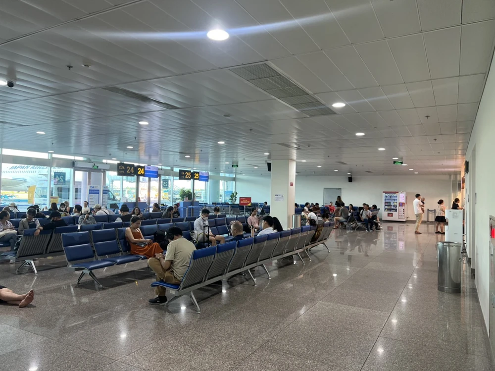 Hành khách thoải mái ngồi chờ khu vực sảnh chờ sân bay. Ảnh: TT nghi-le-5.jpg