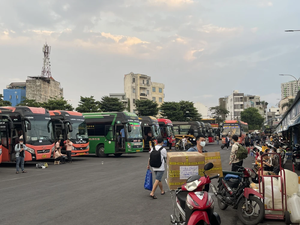 Khu vực bến bãi để lên xe của bến xe Miền Đông cũ thông thoáng hành khách đi nghỉ lễ. Ảnh: Hoàng Hiếu nghi-le-8.jpg
