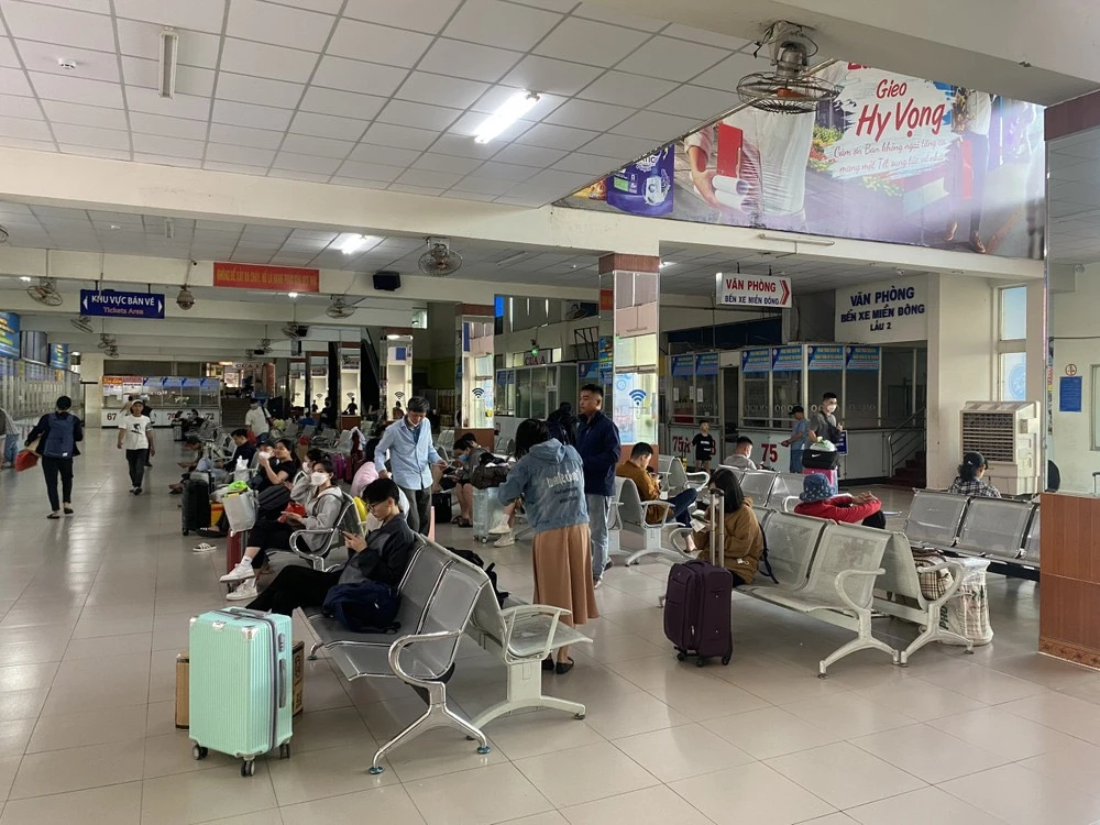 Nhà chờ trong bến xe không có tình trạng quá tải, chen lấn. Ảnh: Hoàng Hiếu nghi-le-9.jpg
