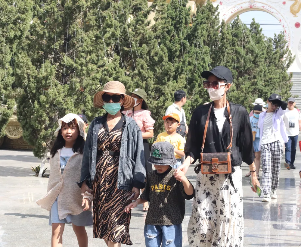 Lượng du khách tăng nhanh khi về trưa. Các gia đình tranh thủ đưa con đến điểm vui chơi tận hưởng kì nghỉ lễ 30-4. 