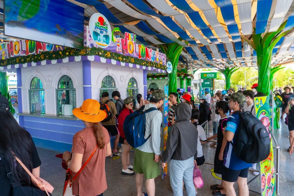 Hàng trăm người chờ xếp hàng mua vé vào công viên nước với giá vé trẻ em 250.000 đồng, vé người lớn 450.000 đồng. Ảnh: TT.