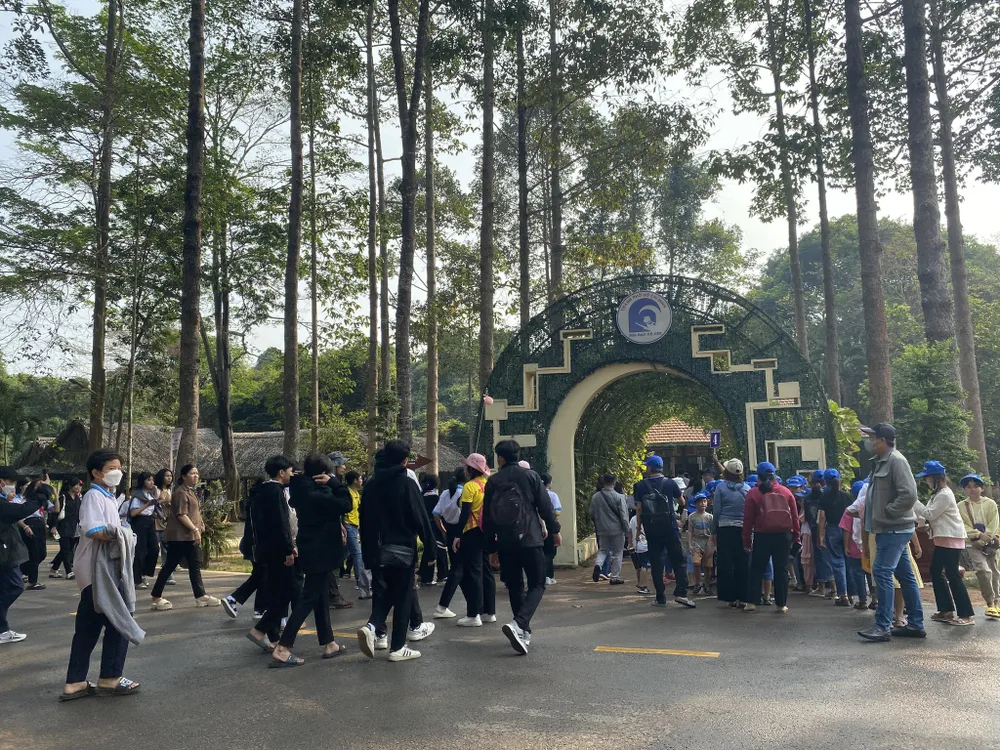 Trong ngày 30-4, Khu Di tích lịch sử Địa đạo Củ Chi (huyện Củ Chi, TP.HCM) đã đón nhiều đoàn khách tại TP.HCM và các địa phương. 