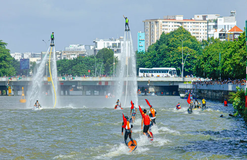 Nhiều hoạt động thể thao dưới nước được tổ chức như giải vô địch ván chèo đứng, trình diễn mô tô nước... Ảnh: Thuận Văn. le-hoi-song-nuoc-2.jpg