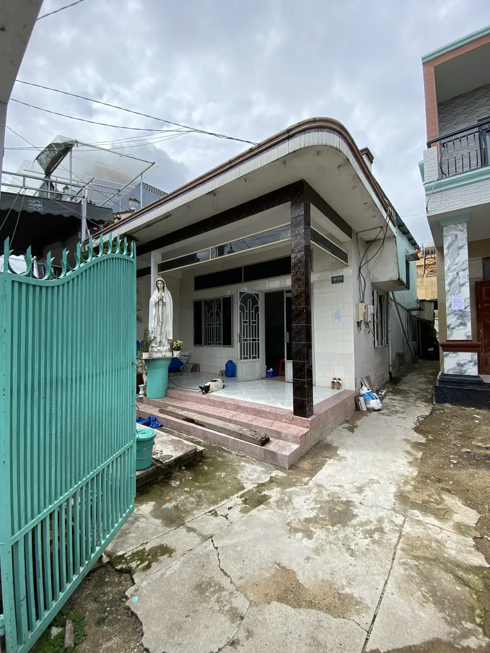 Ngôi nhà được hình thành trên nền móng của ngôi nhà cũ do người bố xây dựng lên trước đó và đang là nơi sinh hoạt của gia đình bốn thế hệ.