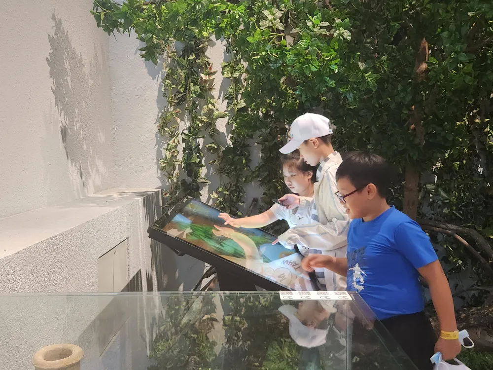 Các em bày tỏ rất vui và xúc động khi tham gia chương trình du lịch đặc biệt, hiểu thêm về lịch sử và những điểm đến nổi tiếng trên địa bàn. Ảnh: TT. du-lich-4.jpg