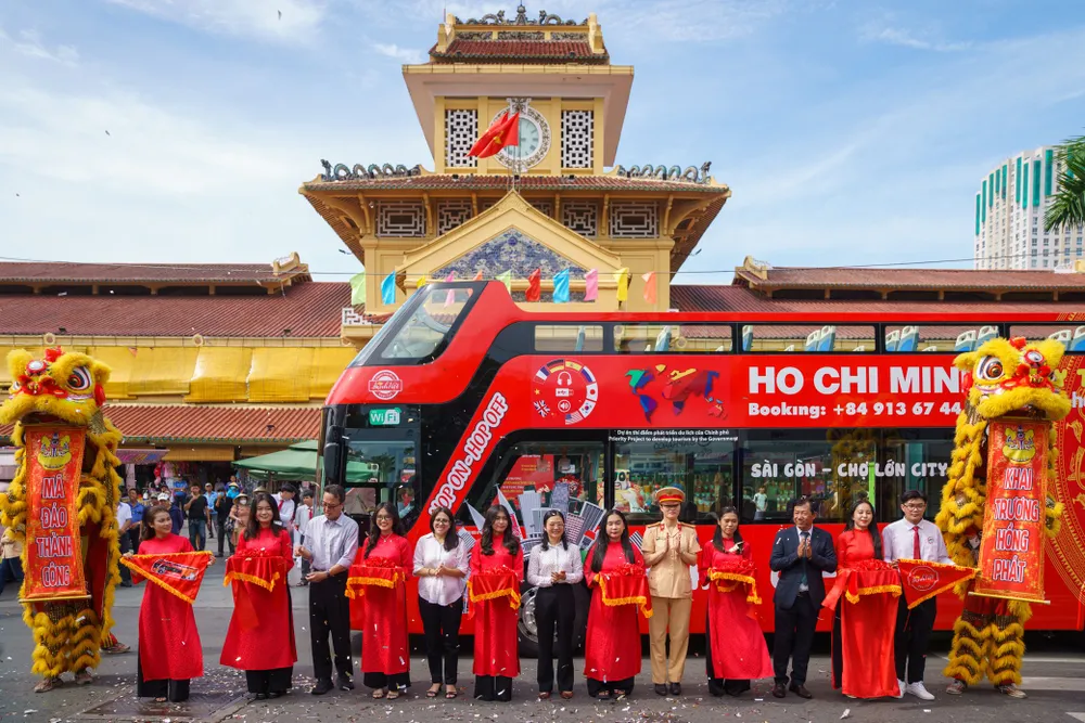 Đại biểu cắt băng khai trương tuyến vận chuyển khách du lịch bằng xe buýt hai tầng tuyến Sài Gòn - Chợ Lớn. buyt-hai-tang-1.jpg