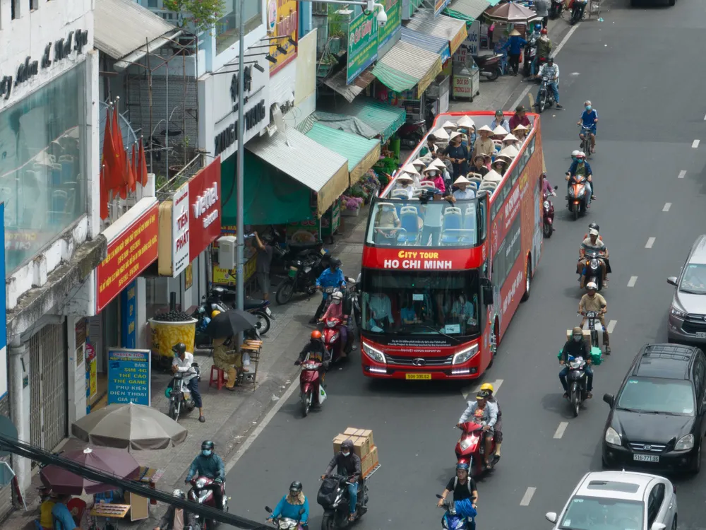Đây là tuyến buýt hai tầng đầu tiên đưa khách du lịch khám phá điểm đến Sài Gòn - Chợ Lớn. buyt-hai-tang-7.jpg