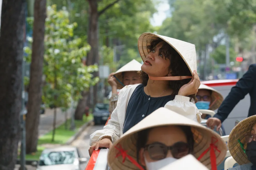 Phương tiện được bố trí ghế ngồi thoải mái và thuận tiện giúp hành khách có thể ngắm nhìn cảnh quan TP một cách trọn vẹn nhất với không gian thoáng và thư giãn. buyt-hai-tang-9.jpg