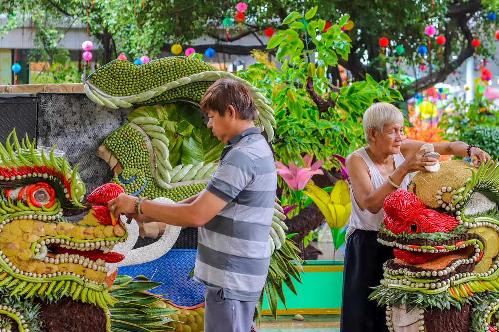 Hội thi nghệ thuật tạo hình từ trái cây năm nay đã đón nhận sự tham gia của nhiều nghệ nhân đến từ nhiều tỉnh thành trong cả nước. trai-cay-Nam-Bo-1.png