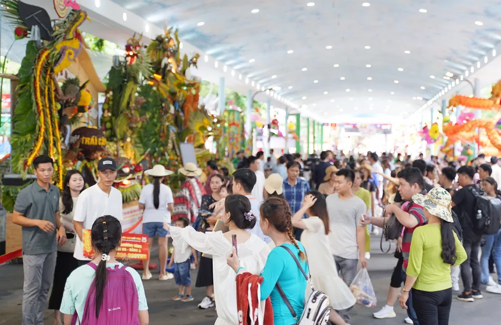 Từ sáng sớm ngày 9-6, du khách trong và ngoài nước đã đổ xô đến Khu Du lịch Văn hóa Suối Tiên để chiêm ngưỡng các tác phẩm nghệ thuật tạo hình từ trái cây. trai-cay-Nam-Bo-17.jpg