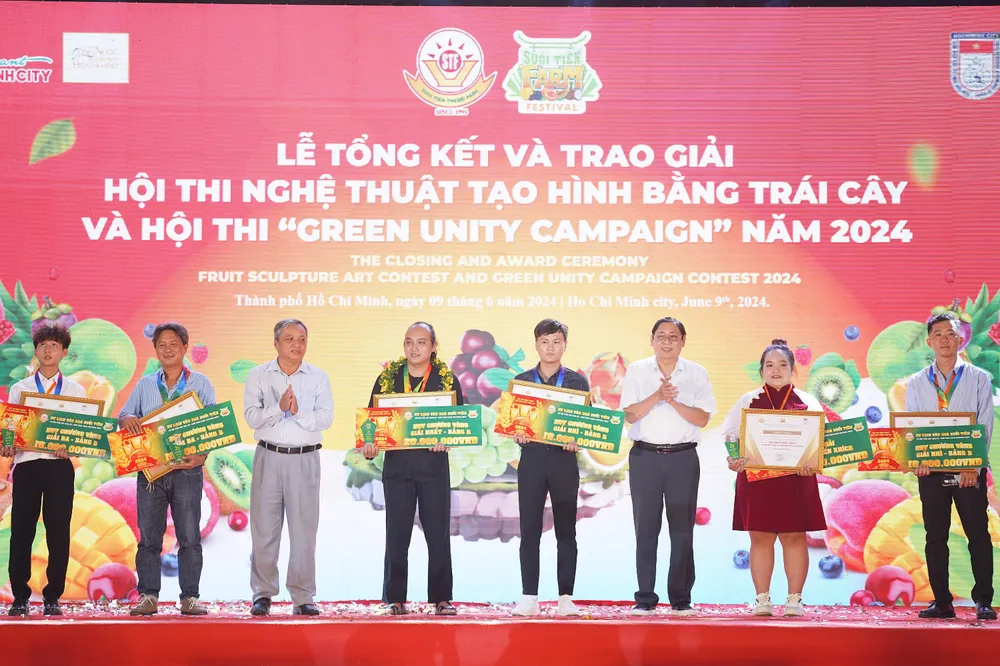 Ban tổ chức trao giải cho các nghệ nhân đạt giải trong hội thi tạo hình bằng trái cây Nam Bộ. Sáng 9-6, Ban tổ chức trao giải cho các nghệ nhân đạt giải trong hội thi tạo hình bằng trái cây Nam Bộ