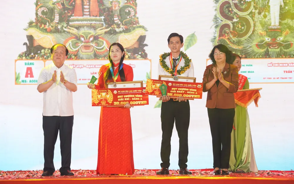 Sau một thời gian chấm thi nghiêm túc, Ban giám khảo đã chọn ra được các tác phẩm đạt giải ở bảng A và B. Tổng giá trị giải thưởng của hội thi năm nay lên đến 500 triệu đồng. Tất cả tác phẩm tham gia dự thi được trưng bày triển lãm đến hết tháng 6-2024. trai-cay-Nam-Bo-6.jpg