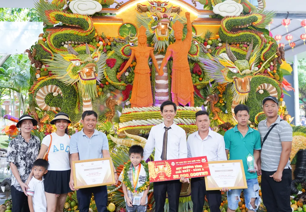Theo đó, nghệ nhân Lâm Minh Tiến, Đồng Nai đã đạt huy chương Vàng ở bảng A và đạt giải có nhiều loại trái cây nhất với tác phẩm “Đất Việt - Rạng danh con cháu Lạc Hồng". trai-cay-Nam-Bo-8.jpg