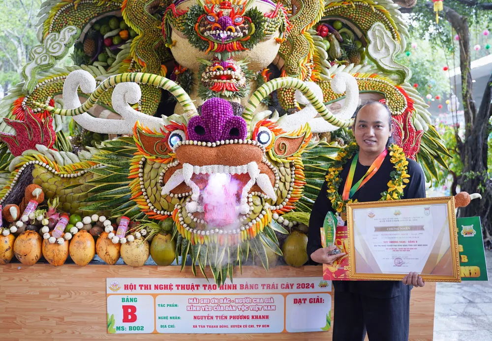 Còn huy chương vàng ở bảng B thuộc về tác giả Nguyễn Tiến Phương Khanh, ở Củ Chi, TP.HCM với tác phẩm “Mãi ghi ơn Bác - Người cha già kính yêu của dân tộc Việt Nam". trai-cay-Nam-Bo-9.jpg