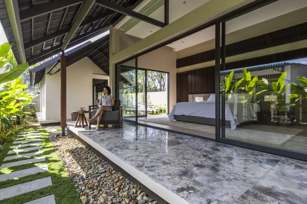 Kiến trúc sư sử dụng vật liệu có nguồn gốc địa phương để tăng thêm tính độc đáo và bền vững trong thiết kế. ngoi-nha-16.jpg