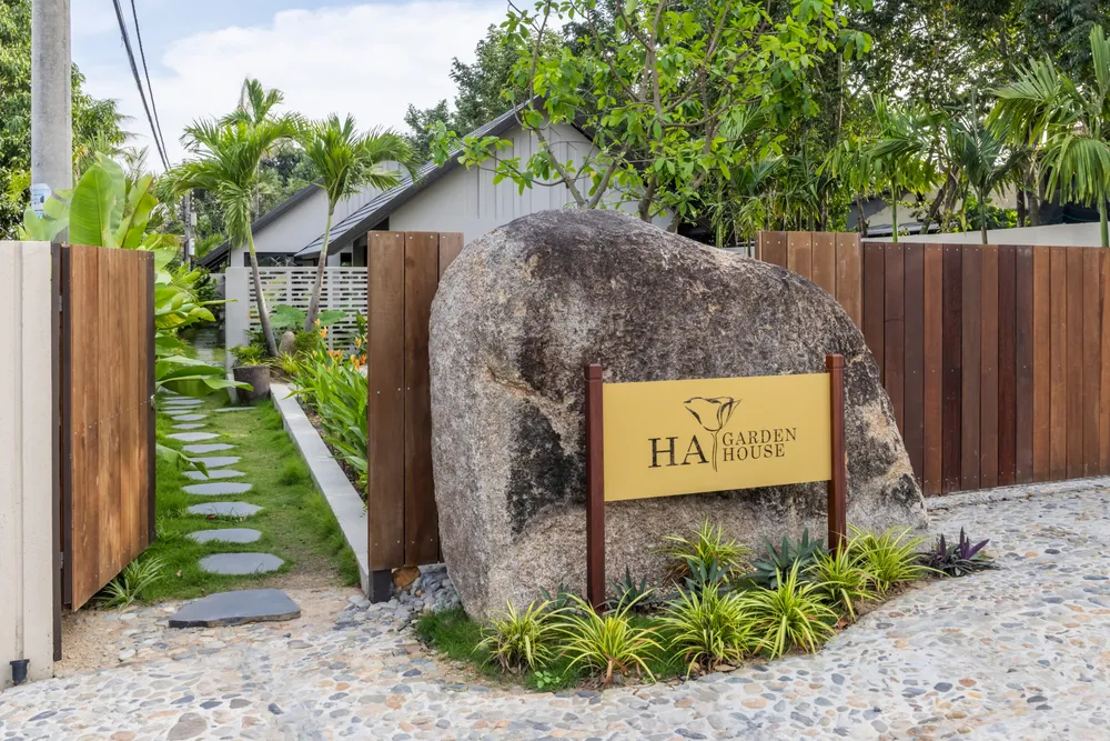Lối vào nhà qua một hành lang xanh và con đường đá tự nhiên với cây cối tươi tốt và hồ cá Koi. ngoi-nha-5.jpg