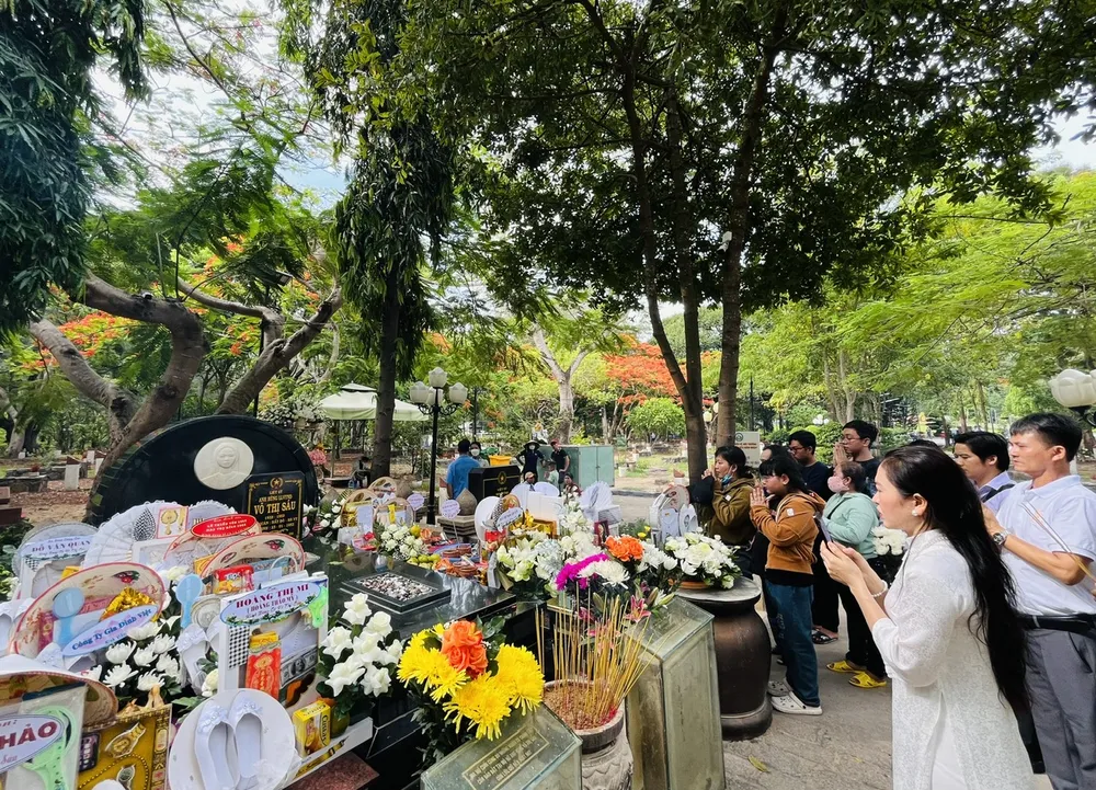 Du khách đến từ các tỉnh đã thắp hương tưởng nhớ về người anh hùng lực lượng vũ trang nhân dân Võ Thị Sáu. du-lich-Con-Dao-2.jpg
