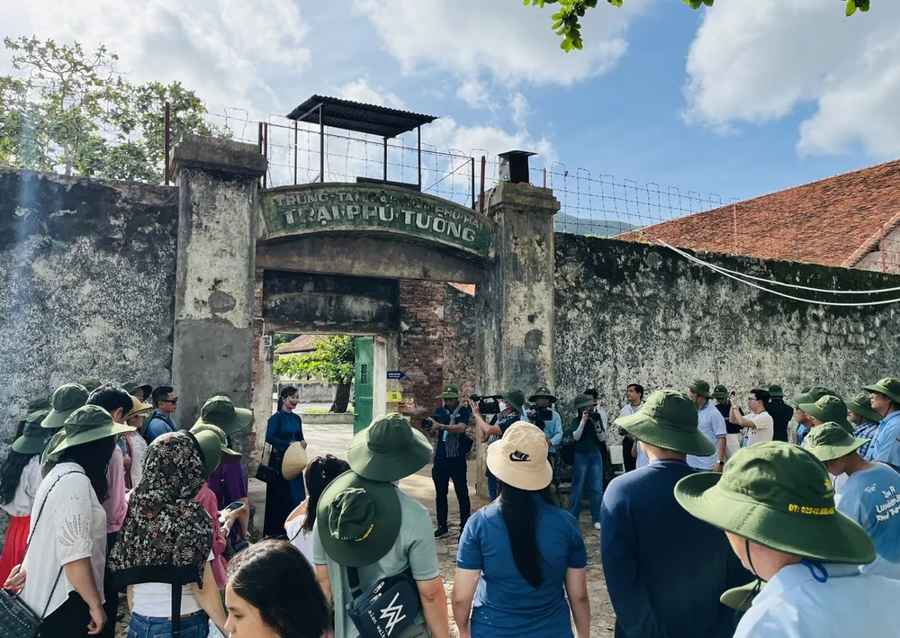 Du khách đến tham quan tìm hiểu về phong trào đấu tranh cách mạng tại trại Phú Tường chuồng cọp Pháp và trại Phú Bình chuồng cọp Mỹ. du-lich-Con-Dao-4.jpg