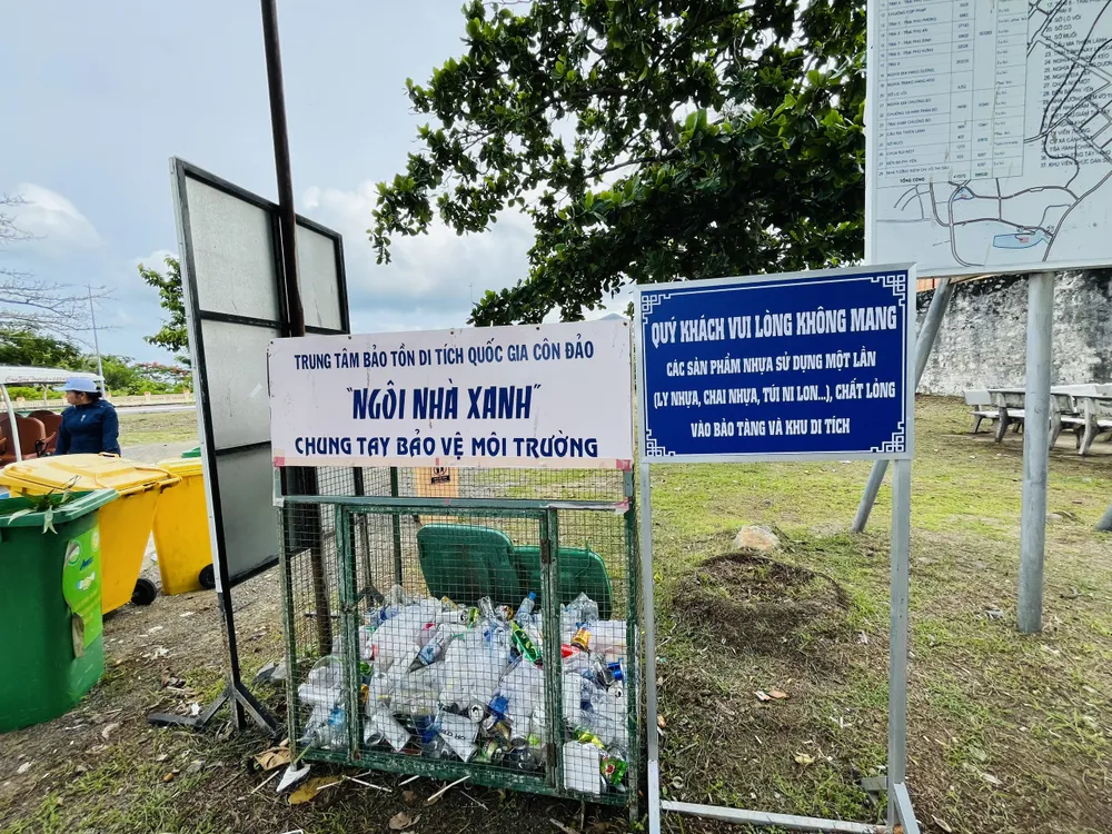 Các điểm đến du lịch tại huyện Côn Đảo có khu điểm thu gom rác thải nhựa của khách trước khi tham quan. du-lich-Con-Dao-5.jpg