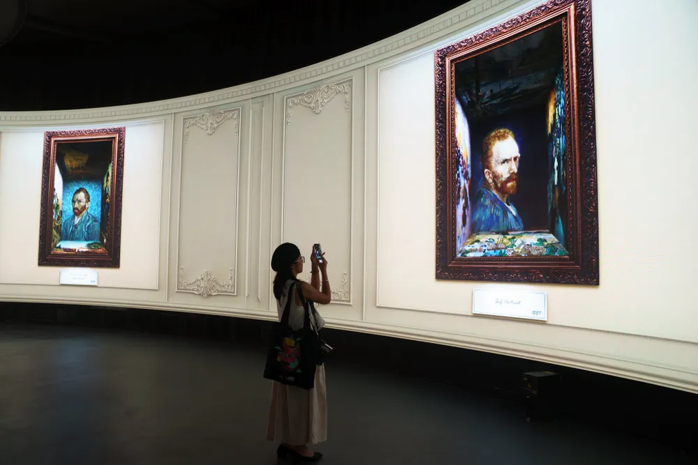 Theo ban tổ chức, hàng loạt công nghệ như 3D Mapping, Cylinder LED 360o, Lazer Mapping, Art Lighting Programming… cùng lúc kết hợp khiến người xem hoàn toàn đắm chìm trong trải nghiệm triển lãm đa giác quan.