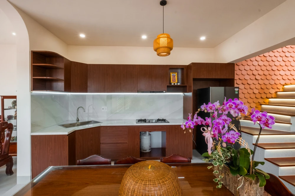 Ngôi nhà mang một phong thái sống nhẹ nhàng cùng ý niệm về sự quây quần, gần gũi trong không gian nhà phố. ngoi-nha-hien-dai-11.jpg