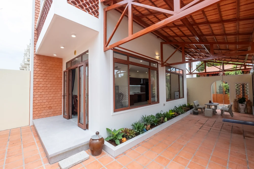 Kiến trúc sư của Công ty kiến trúc xây dựng Đất Thủ đã dùng kiến trúc hiện đại để kể chuyện văn hóa một cách tinh tế qua những lớp vật liệu mang đậm bản sắc vùng miền. ngoi-nha-hien-dai-4.jpg