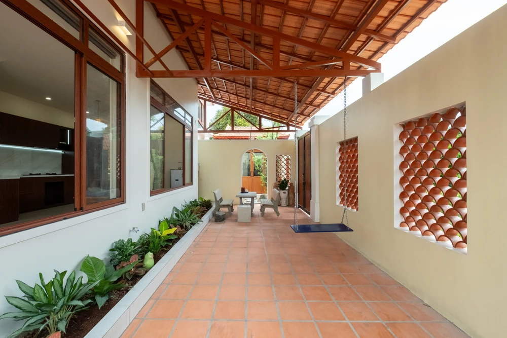 Đó là gạch đất nung thô mộc, mái ngói đỏ hay lớp ngói vảy cá được vận dụng khéo léo để tạo điểm nhấn vừa gần gũi, vừa thời thượng cho ngôi nhà. ngoi-nha-hien-dai-5.jpg