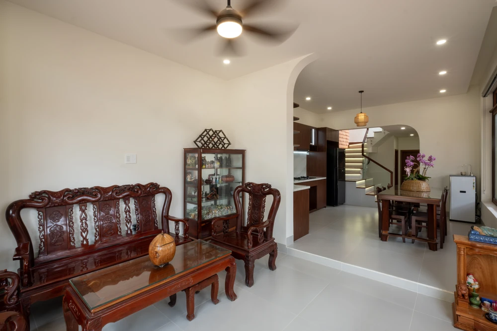Các khu vực chức năng được kết nối với môi trường bên ngoài thông qua nhiều ô cửa kính lớn. ngoi-nha-hien-dai-7.jpg
