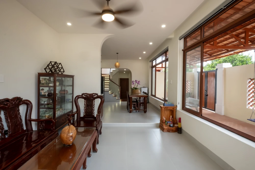 Kiến trúc sư áp dụng nguyên lý thông gió để đảm bảo gió và ánh sáng tự nhiên. ngoi-nha-hien-dai-8.jpg