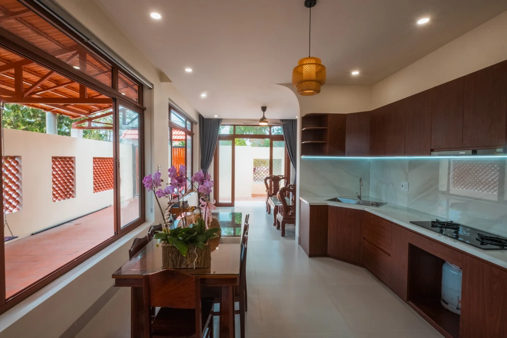 Từ đó, việc giao lưu giữa không gian bên trong và không gian bên ngoài trở nên nhịp nhàng, giúp không gian trở nên thoáng đạt và dễ chịu hơn. ngoi-nha-hien-dai-9.jpg