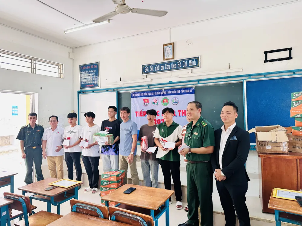 24 em thí sinh trường THCS - THPT Thạnh An nhận được sự đồng hành của các mạnh thường quân. Ảnh: TT. tot-nghiep-thpt-1.jpg