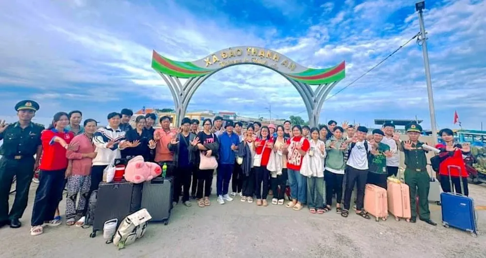 24 em thí sinh trường THCS - THPT Thạnh An "vượt biển" vào đất liền dự thi tốt nghiệp THPT Quốc gia năm 2024. Ảnh: TT. tot-nghiep-thpt-3.jpg