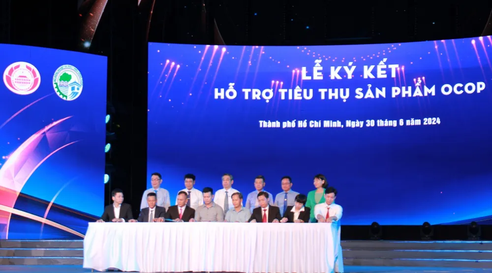 Các đơn vị ký kết hỗ trợ tiêu thụ sản phẩm OCOP. Ảnh: Bích Ngọc. 43-san-pham-dat-OCOP-2.jpg