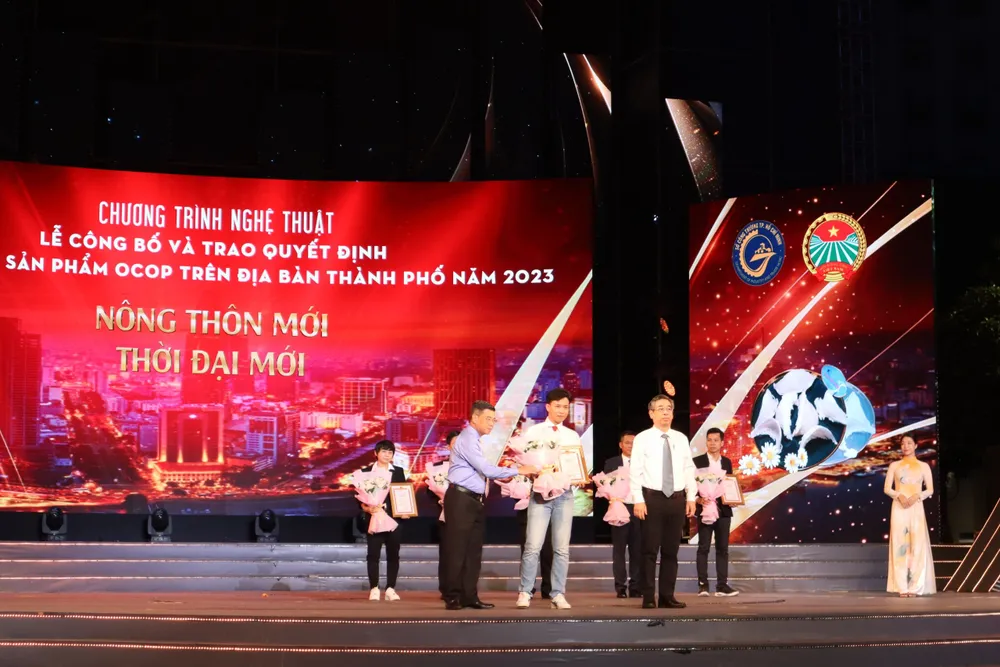 Lãnh đạo TP.HCM trao quyết định cho 6 chủ thể với 43 sản phẩm đạt OCOP 4 sao. Lãnh đạo TP.HCM trao quyết định cho 6 chủ thể với 43 sản phẩm đạt OCOP 4 sao.