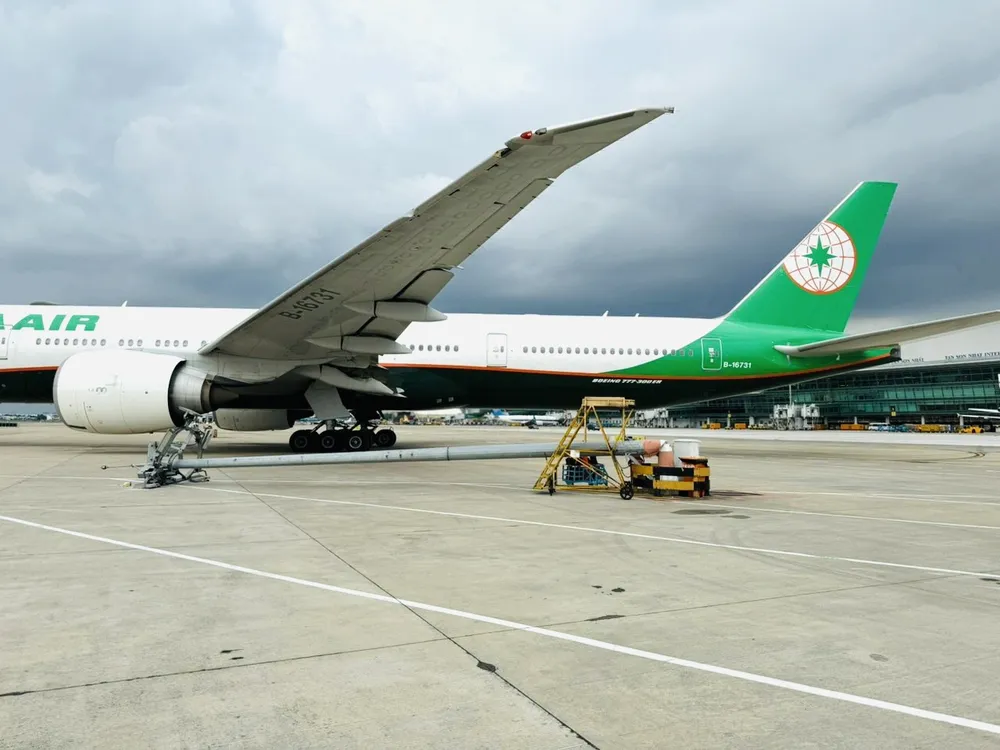 Máy bay của hãng Eva Air đâm trúng cột đèn tại sân bay Tân Sơn Nhất chiều 3-7. Ảnh: TSN. may-bay-bi-mop-1.jpg