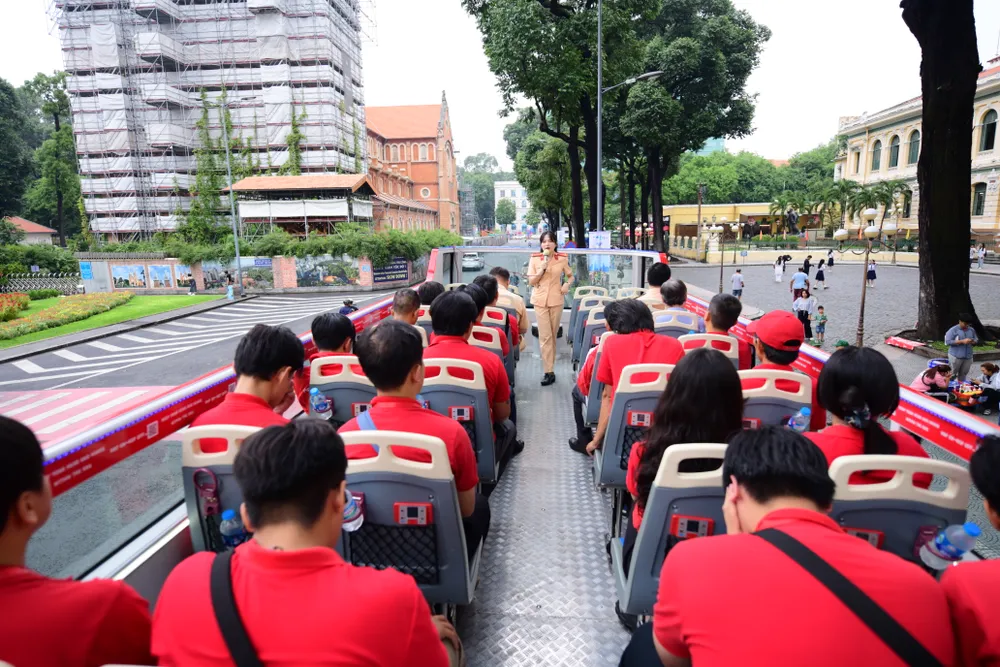 Buổi tuyên truyền diễn ra trên tuyến buýt hai tầng thoáng nóc. Ảnh: TT. Buổi tuyên truyền diễn ra trên tuyến buýt hai tầng thoáng nóc. Ảnh: TT.