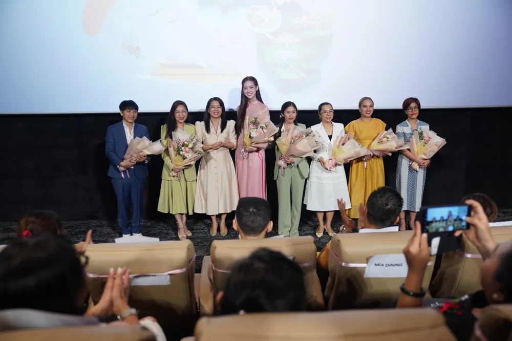 Lãnh đạo Sở Du lịch tặng hoa cảm ơn đơn vị đồng hành chuỗi phim quảng bá du lịch - A Vibrant Journey. Ảnh: TT. quang-ba-du-lich-2.jpg