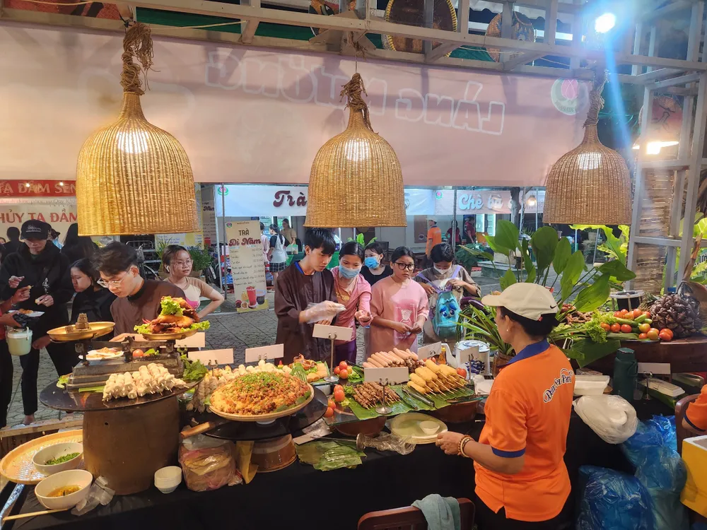 Sự kiện có hơn 100 món ăn đa dạng. am-thuc-phuong-nam-2.jpg