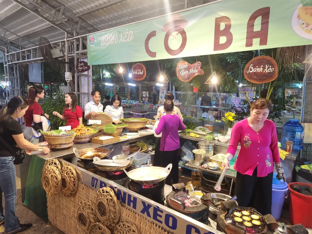 Bánh xèo rau rừng, bánh khọt... thu hút du khách. Ảnh: TT. am-thuc-phuong-nam-3.jpg