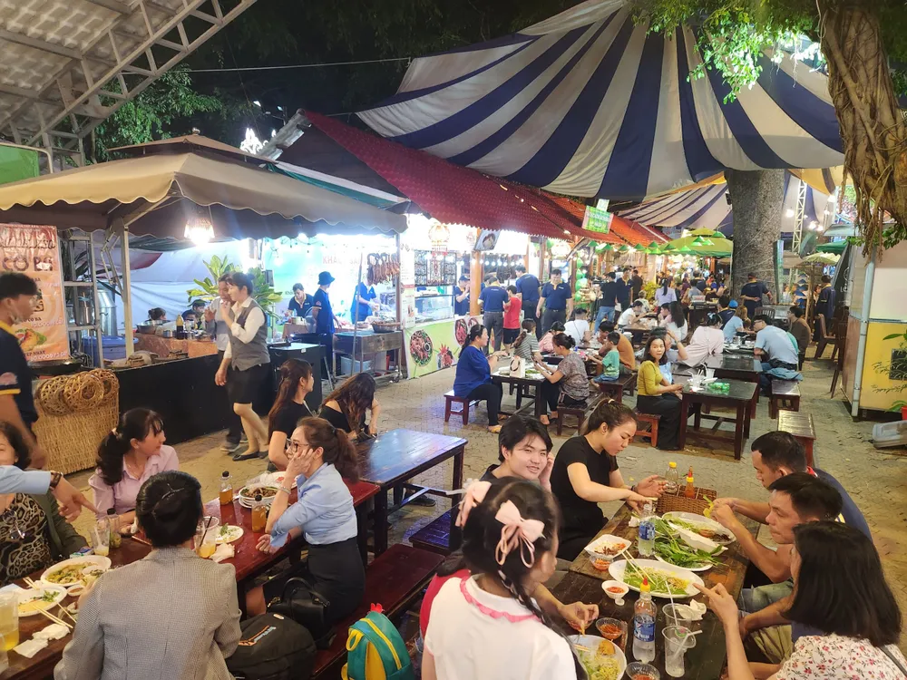 Du khách thưởng thức ẩm thực phương Nam tại sự kiện khai mạc. Ảnh: TT. Du khách thưởng thức ẩm thực phương Nam tại sự kiện khai mạc. Ảnh: TT.