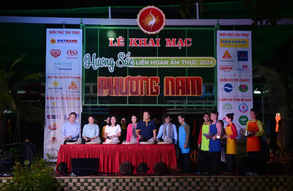 Đại biểu thực hiện nghi thức khai mạc liên hoan ẩm thực “Hương sắc phương Nam”. Ảnh: TT. am-thuc-phuong-nam-6.jpg