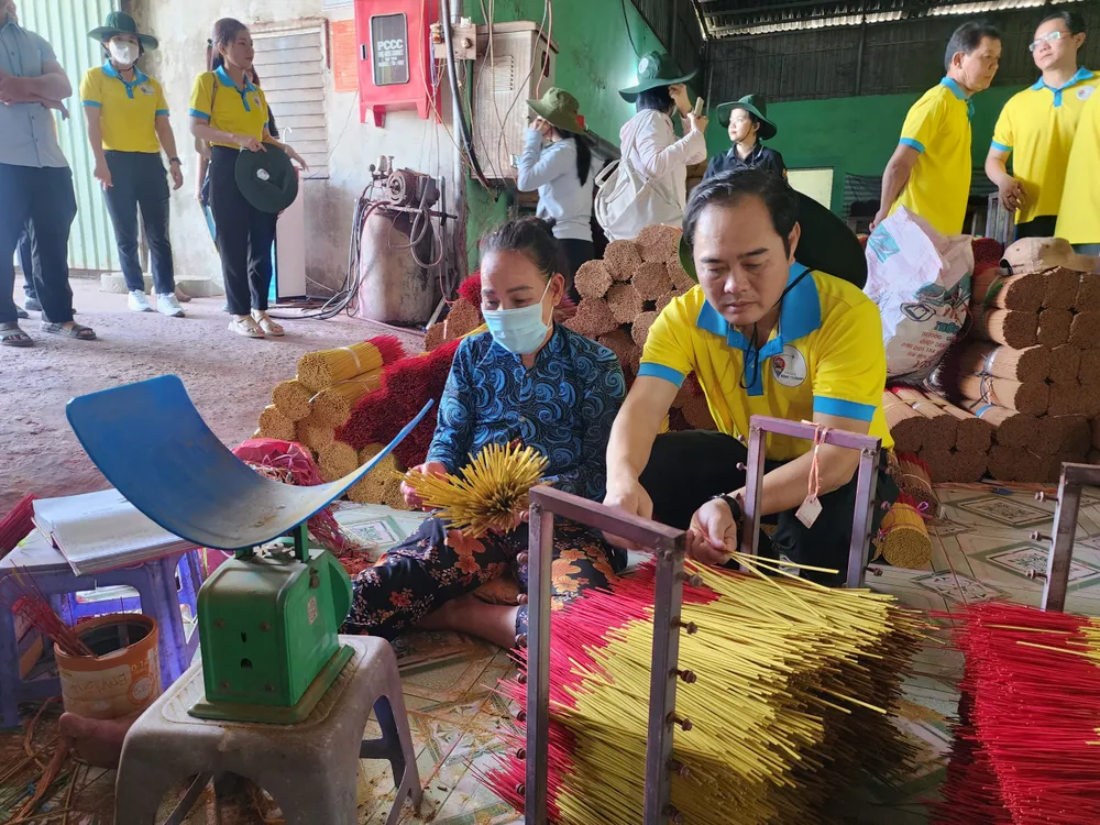 Du khách trải nghiệm tại làng se nhang Lê Minh Xuân (huyện Bình Chánh). Ảnh: TT. du-lich-nong-nghiep-5.jpg
