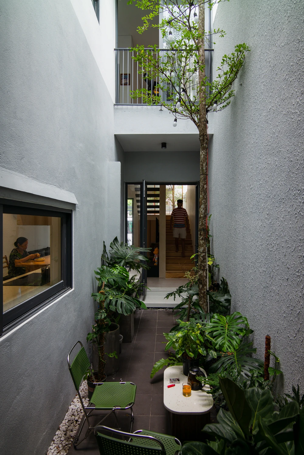 Một điểm nữa cũng đặc biệt trong <i>ngôi nhà phong cách Nhật Bản</i> là hệ cầu thang kết hợp chuyển tiếp giữa chất liệu gỗ và đá, giữa cầu thang bay và cầu thang bản.