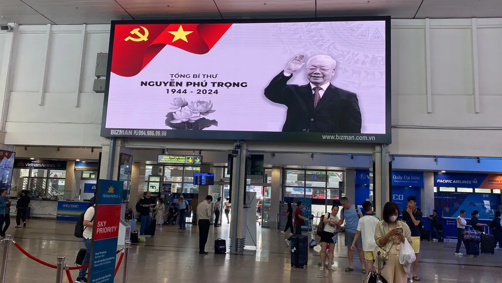 Tư liệu và hình ảnh của Tổng Bí thư Nguyễn Phú Trọng được phát tại sân bay Tân Sơn Nhất. Ảnh: TT. quoc-tang-tong-bi-thu-3.jpg